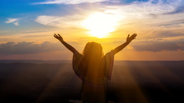 Women Thank God on the mountain