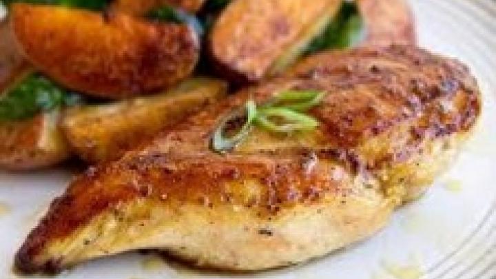 En Un Dos Por Tres (Pollo con ajo, limón y papas servido con arroz)