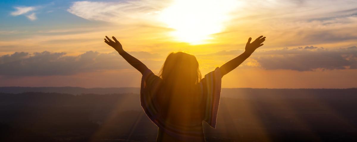 Women Thank God on the mountain