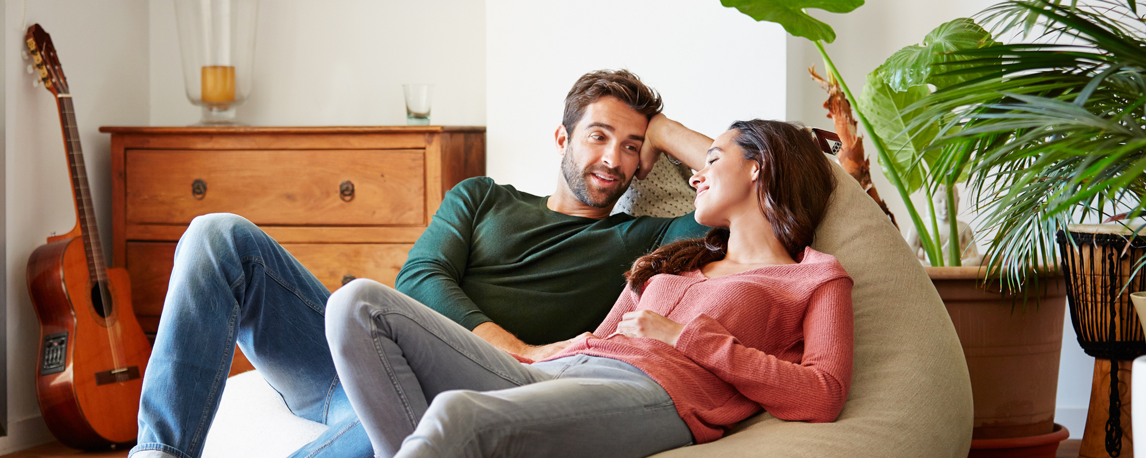 бытовая ссора. семейное застолье. семейный быт. шведская семья. женщина мамочка для мужчины.